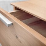 Szafka nocna drewniana z litego drewna Arella 2L-RE