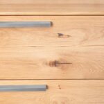 Szafka nocna drewniana z litego drewna Arella 2L-RE