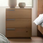 Elegancka drewniana szafka nocna Arella 3L-RE