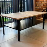 Stolik Kawowy z Drewna Dębowego i Metalową Ramą – Taverno