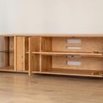 Szeroka Dębowa Komoda TV z Przeszkleniem Essentia