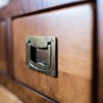 Mała Drewniana Szafka RTV z Przeszkleniem MENDOZ