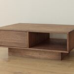 Klasyczny dębowy nowoczesny stolik Essentia