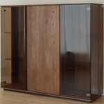 Elegancka nowoczesna dębowa witryna Essentia