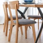 Krzesło drewniane Max z beżowym siedziskiem