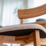 Krzesło drewniane Max z beżowym siedziskiem