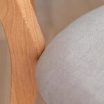 Krzesło drewniane Max z beżowym siedziskiem