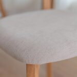 Krzesło drewniane Max z beżowym siedziskiem