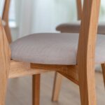 Krzesło drewniane Max z beżowym siedziskiem