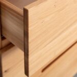 Pojemna drewniana komoda Macari 3L