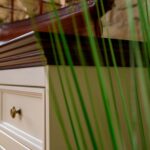 Komoda z przeszklonymi drzwiczkami INGRID