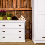 Sosnowa mała biała komoda ANADI