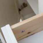 Mała witryna z litego drewna INGRID