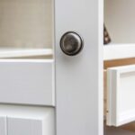 Mała witryna z litego drewna INGRID