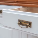 Biała komoda do klasycznego wnętrza ANADI