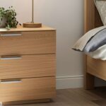 Elegancka drewniana szafka nocna Arella 3L-RE