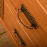 Sosnowa mała biała komoda ANADI