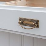 Biała komoda do klasycznego wnętrza ANADI