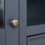 Mała witryna z litego drewna INGRID