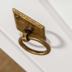 Biała szafka nocna na styl prowansalski ANADI