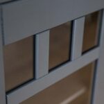 Mała witryna z litego drewna INGRID