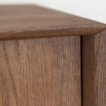 Narożnik drewnianej komody z fornirem dębowym w kolorze orzech