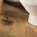 Blat stołu dębowy naturalny z widocznym sękiem i słojami
