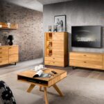 Salon w stylu industrialnym z drewnianymi meblami i podświetleniem LED, aranżacja wnętrza