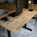 Biurko dębowe podnoszone Krevaro 120x70 cm w aranżacji wnętrza 4