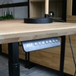 Biurko dębowe podnoszone Krevaro 120x70 cm w aranżacji wnętrza 5