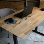 Biurko dębowe podnoszone Krevaro 120x70 cm w aranżacji wnętrza 7