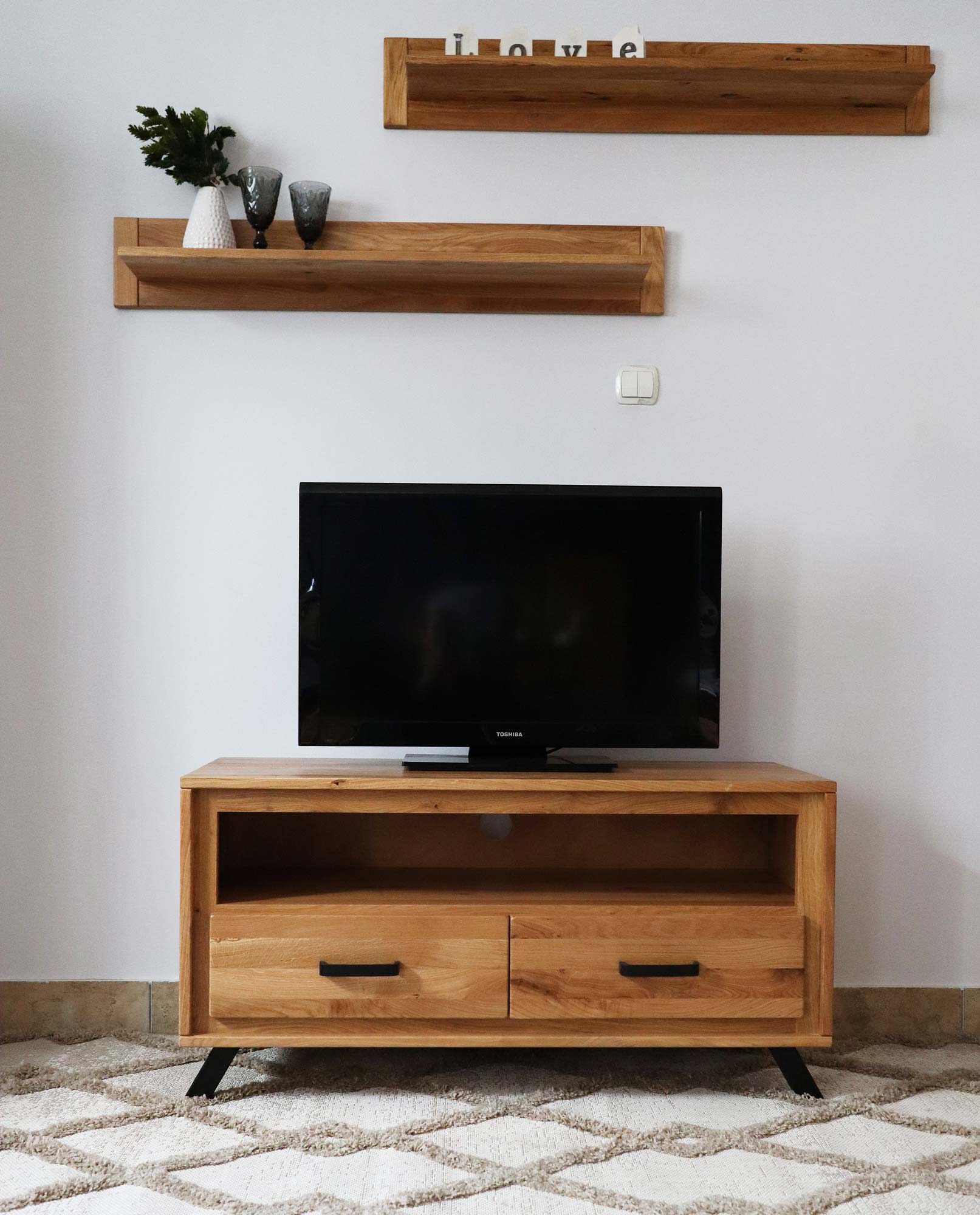 Mała Szafka RTV na Nóżkach Dąb aranżacja ALAMOS LOFT