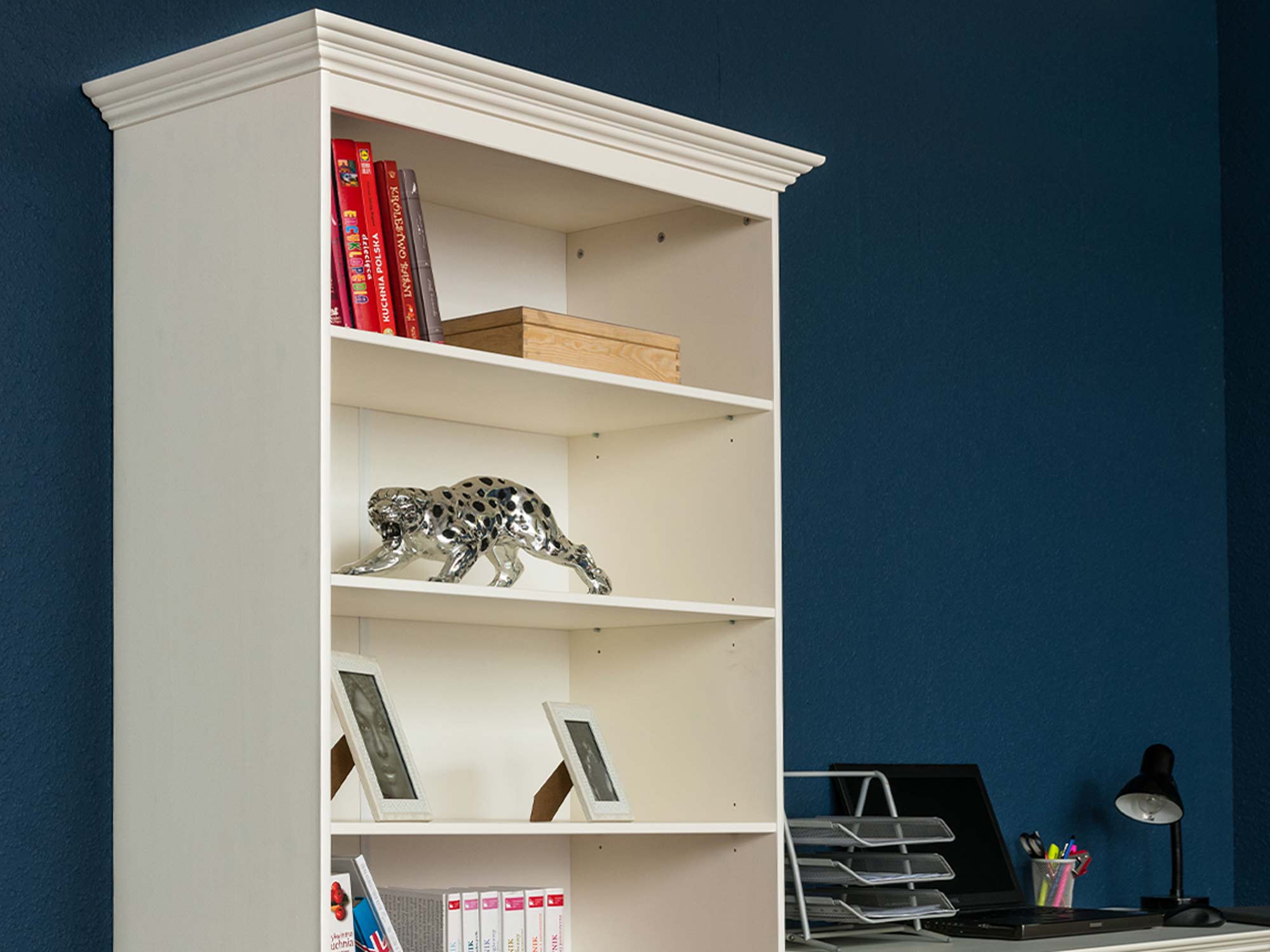 Regał biblioteczka na książki biały aranż zbliżenie INGRID