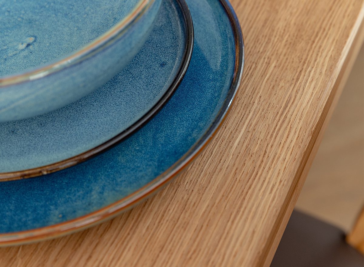 Talerz ceramiczny na stole z naturalnego dębu