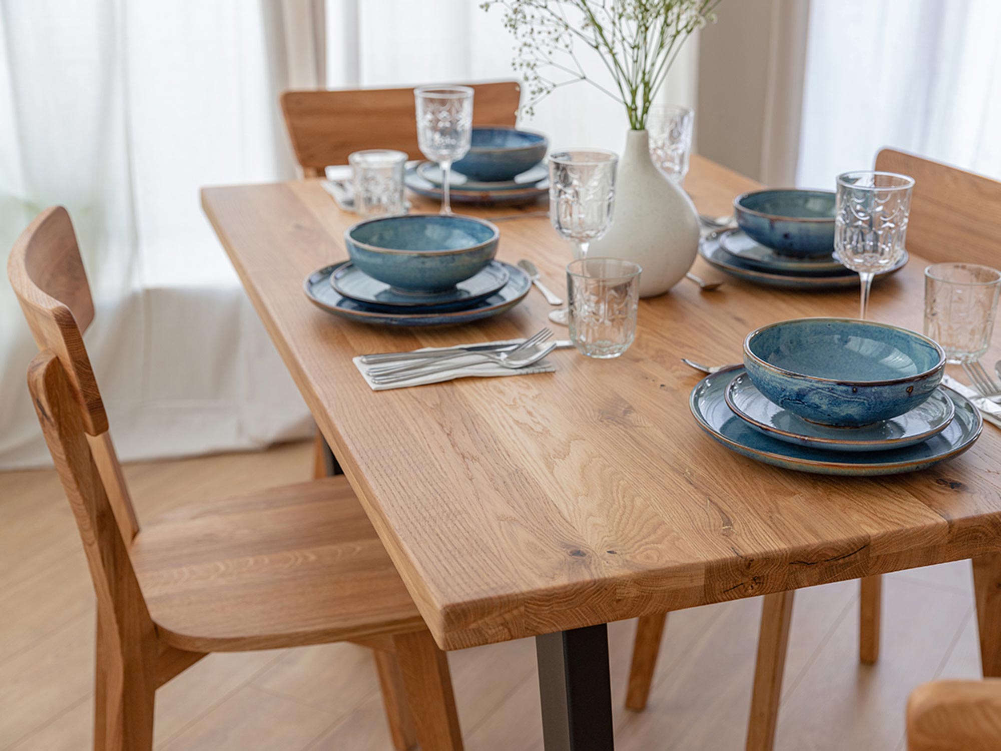 Komplet obiadowy przy stole dębowym z elegancką ceramiką