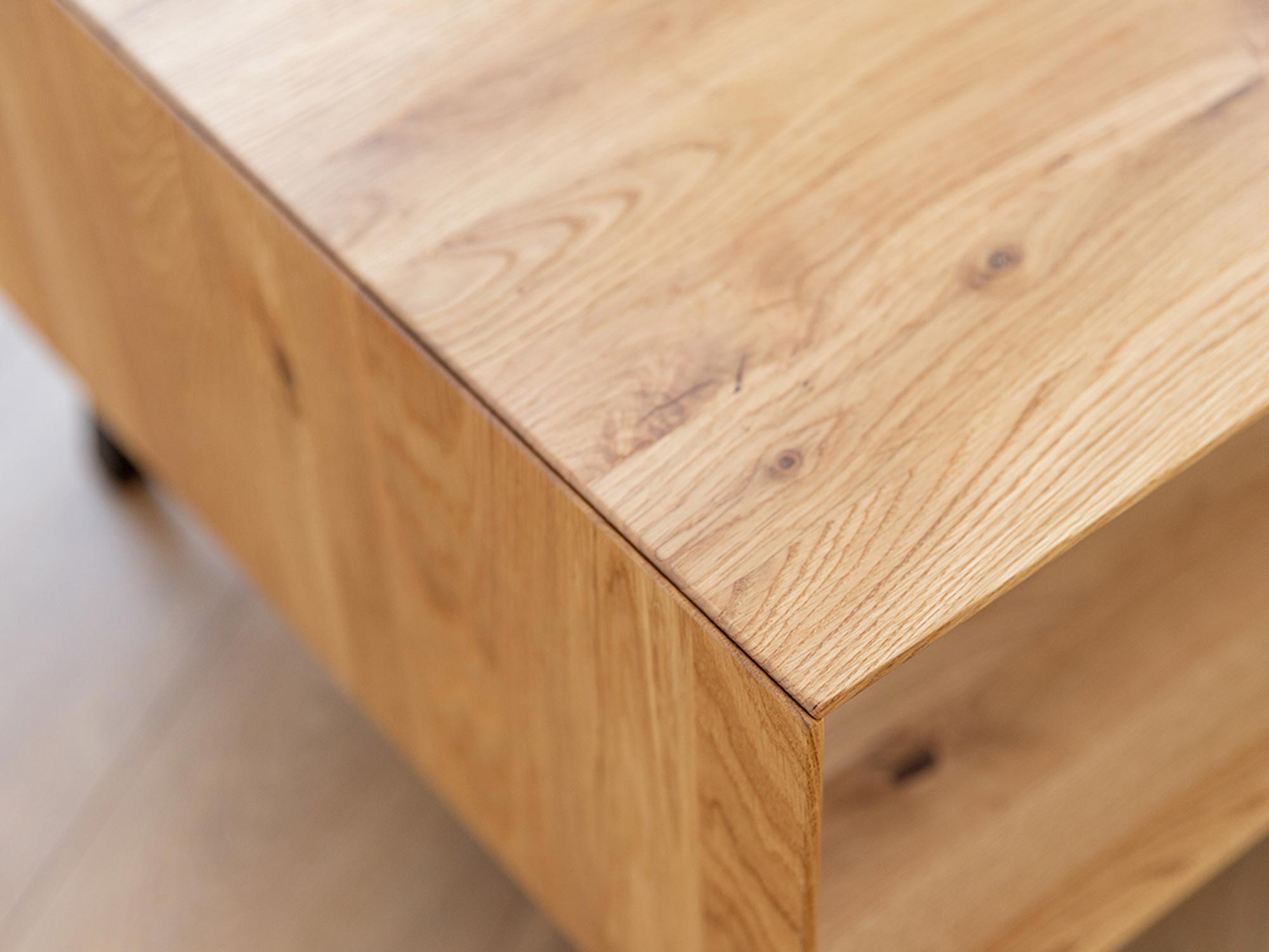 Detal narożnika drewnianego stolika kawowego, minimalistyczny design