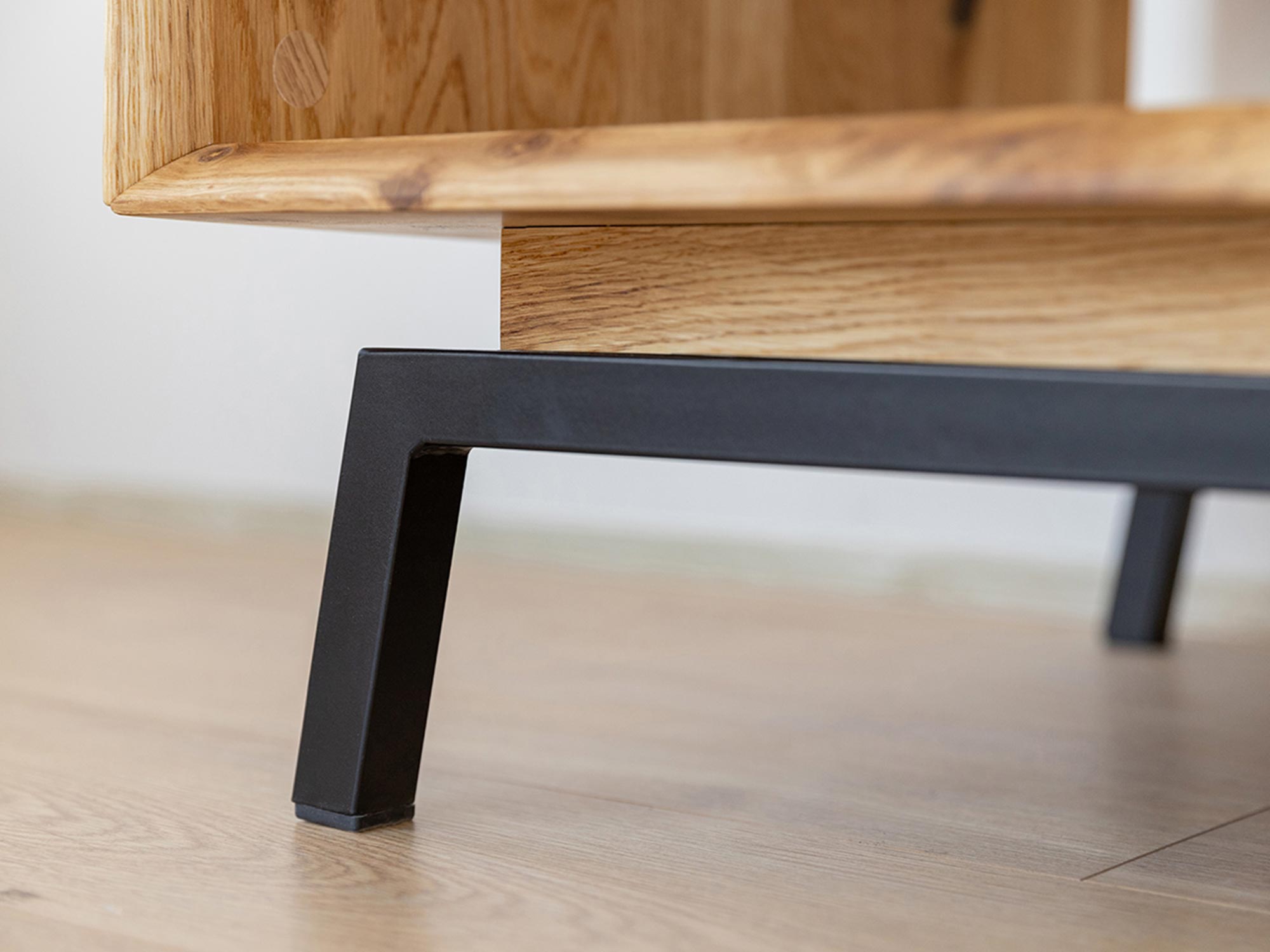 Detal narożnika drewnianego stolika kawowego, minimalistyczny design