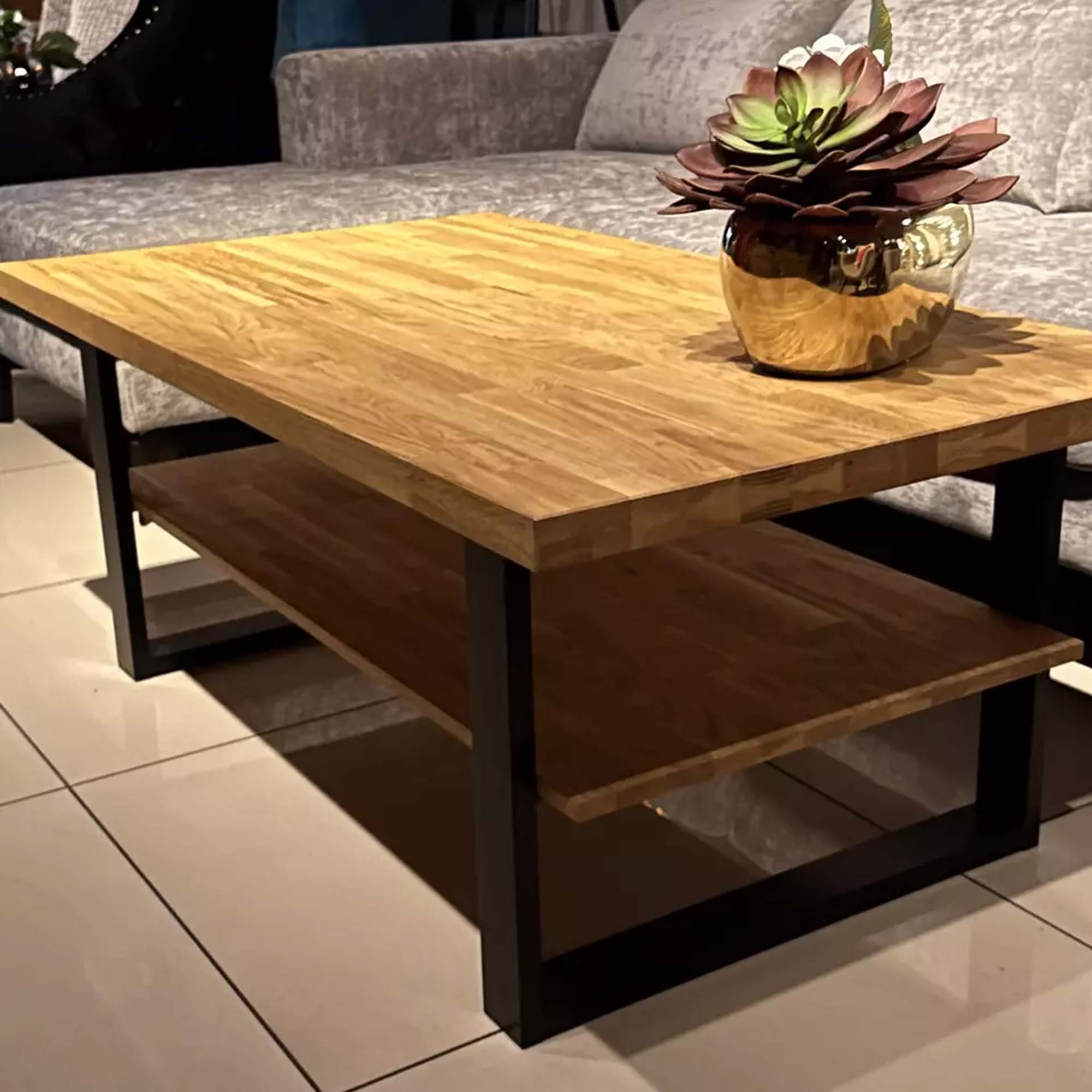 Ława dębowa loft z metalowymi nogami w aranżacji przy sofie