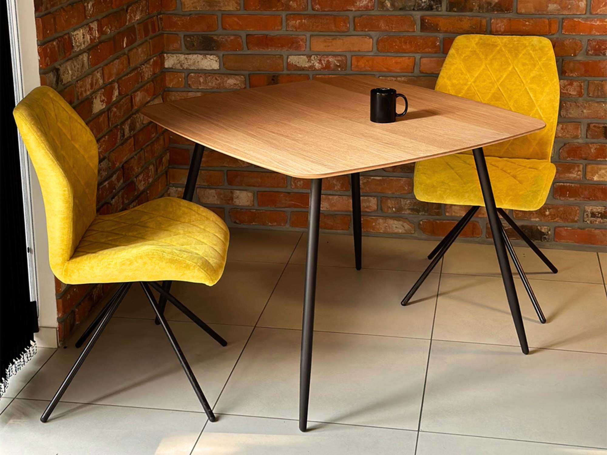 Stół dębowy kwadratowy w aranżacji loft z żółtymi krzesłami