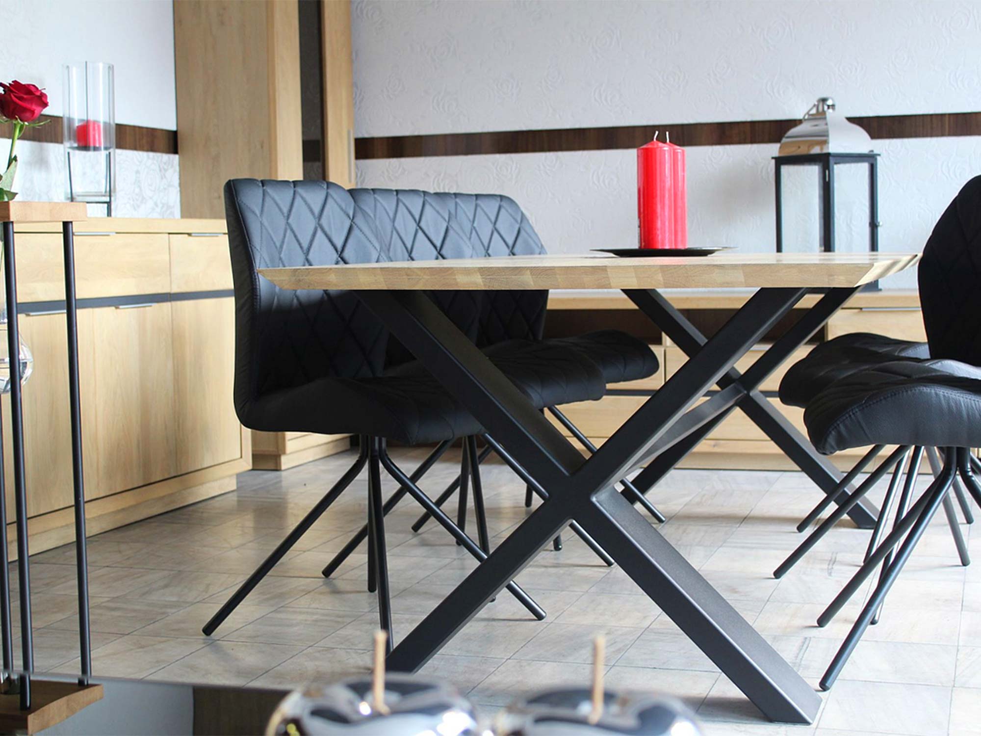 Stół dębowy loft z nogami krzyżakowymi w aranżacji jadalni