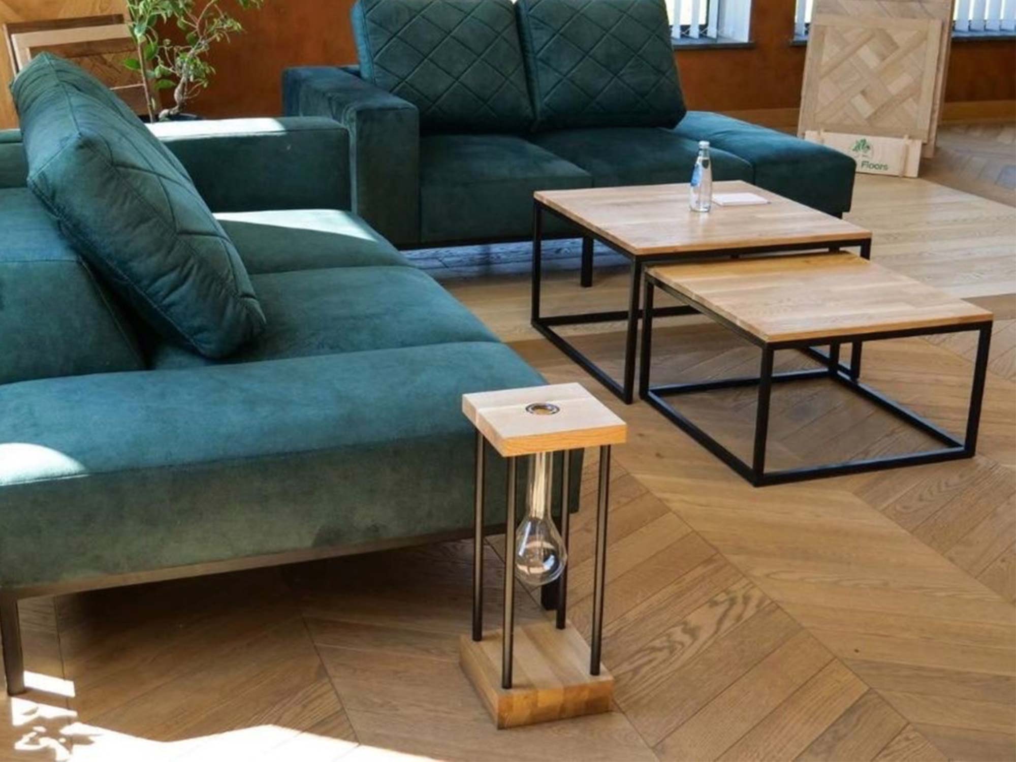 Stoliki dębowe loft w aranżacji z zieloną sofą i lampą