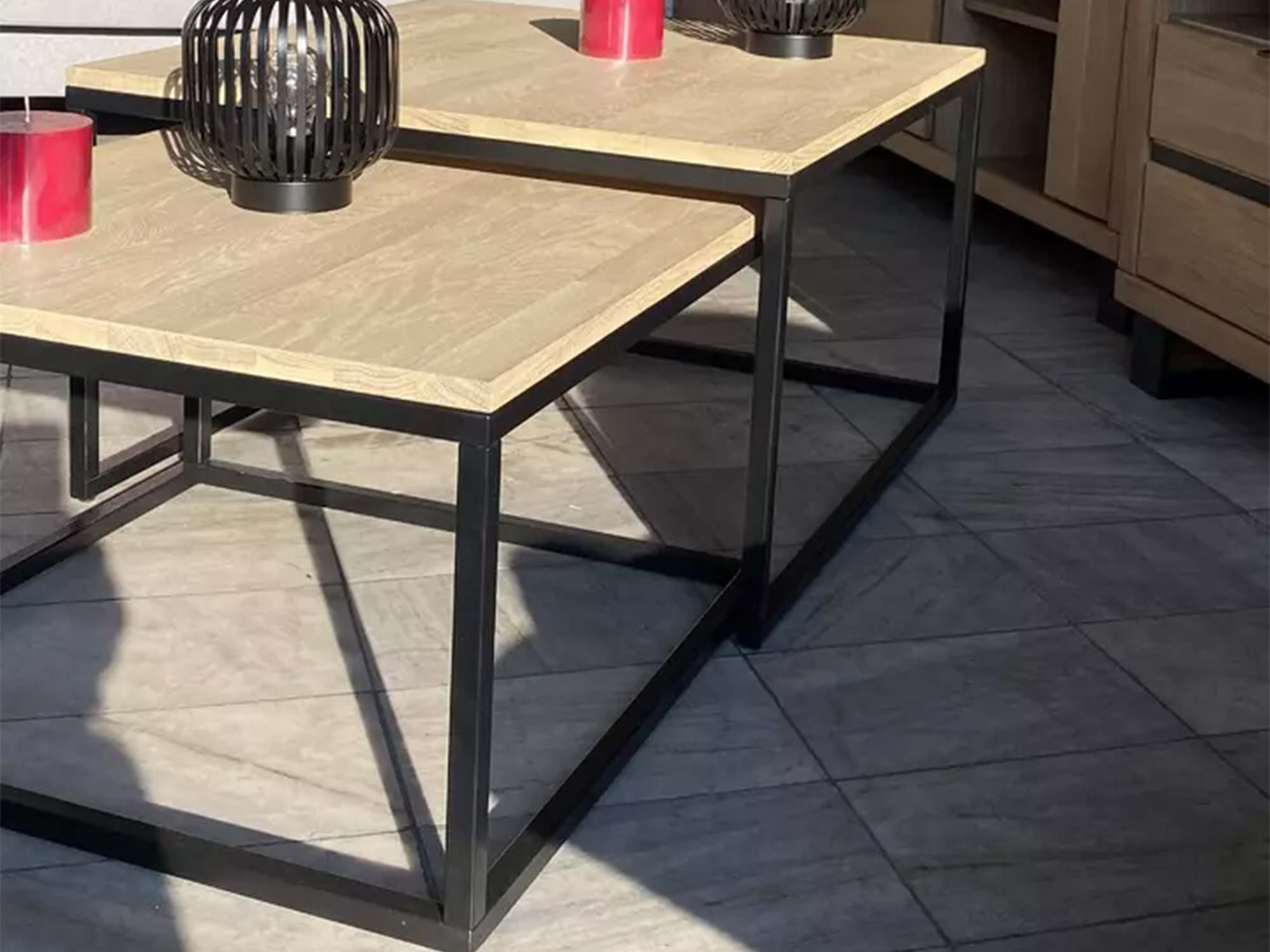 Stoliki kawowe dębowe loft w aranżacji z dekoracjami świecami