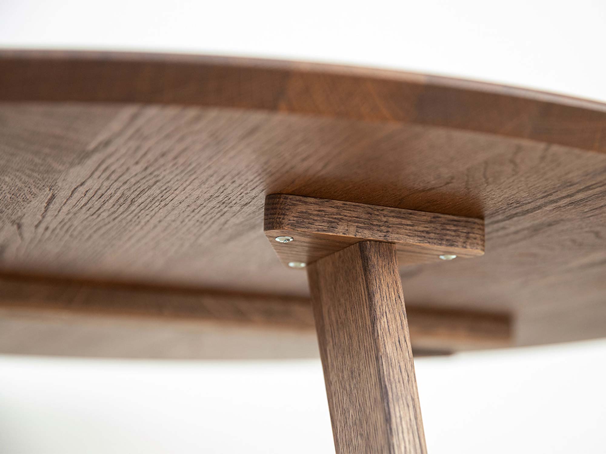 Detal mocowania nogi do blatu stolika kawowego dębowego