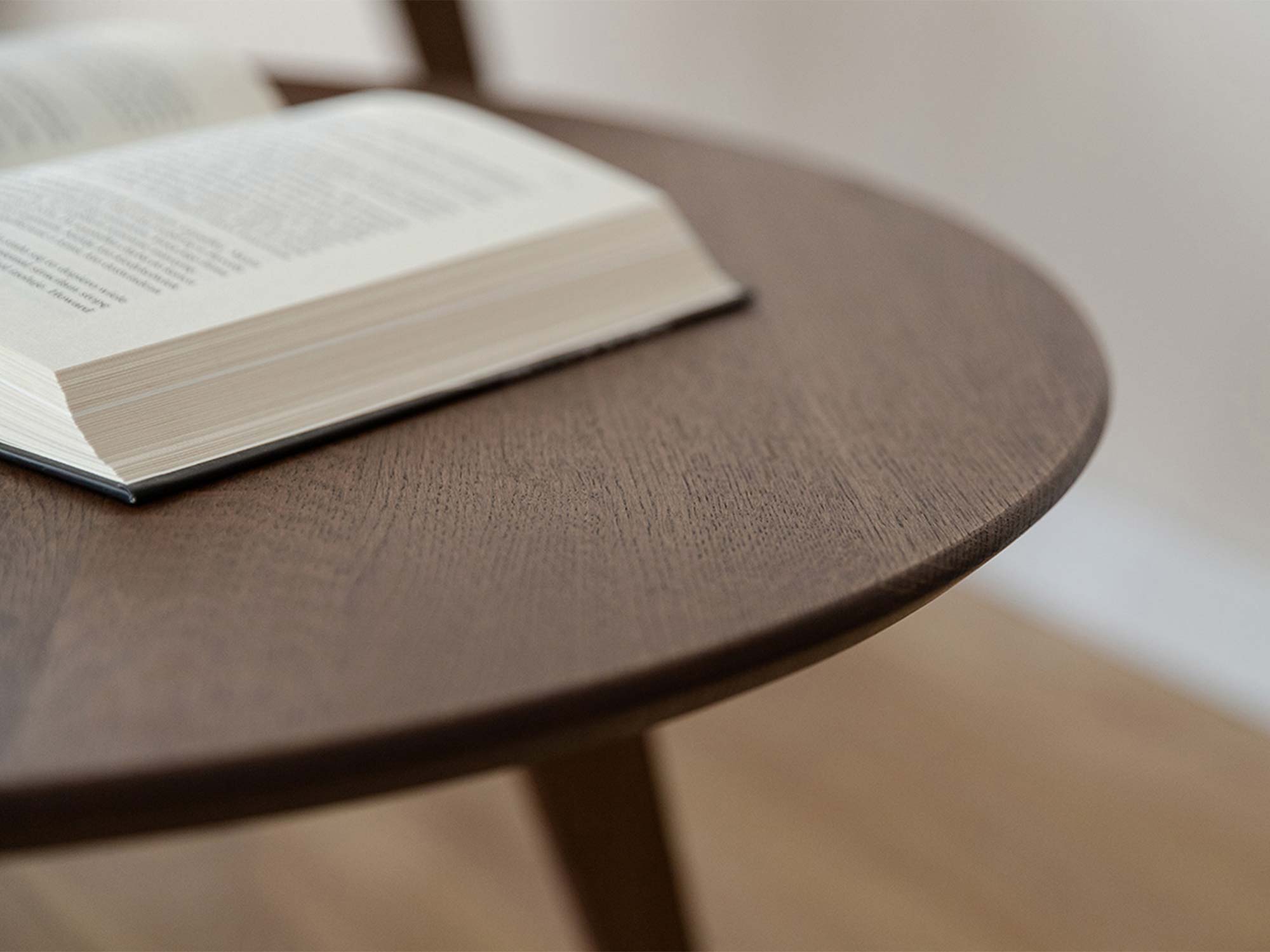 Blat stolika kawowego dębowego okrągłego zbliżenie na strukturę drewna