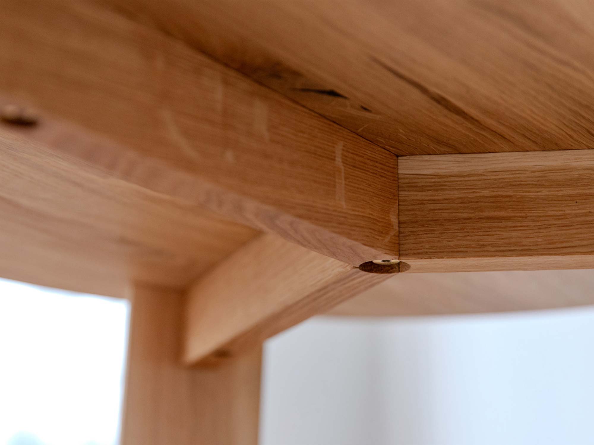 Detal nogi dębowej stolika kawowego 71cm z widocznym usłojeniem zbliżenie